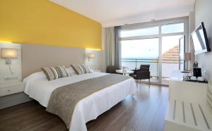 Postel nebo postele na pokoji v ubytování Medplaya Hotel Riviera - Adults Recommended + 37 fotografií