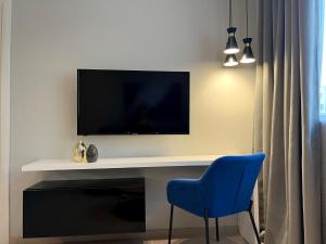 Телевизор и/или развлекательный центр в #Aura F24 apartments by halu!