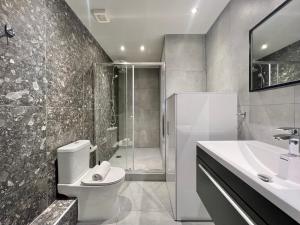 e bagno con doccia, servizi igienici e lavandino. di #Aura F24 apartments by halu! a Salonicco