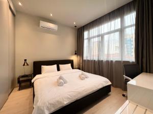 1 dormitorio con 1 cama grande y 2 almohadas en #Aura F24 apartments by halu! en Tesalónica