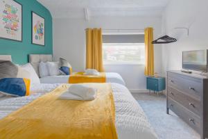 Кровать или кровати в номере Rookwood house Modern spacious home W/free parking