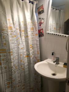a bathroom with a shower curtain and a sink at Comoda y amplia casa en sector residencial in Coquimbo