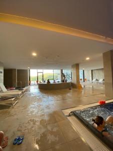 una grande camera con piscina in un edificio di Apartament Czarna Góra 419 a Sienna