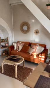 - un salon avec un canapé et une table dans l'établissement Le Gîte des Rochettes, 600m à pied du Zoo de Beauval, à Saint-Aignan