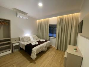 a hotel room with a bed and a window at Sol Rio De Alverca in Quinta da Verdelha