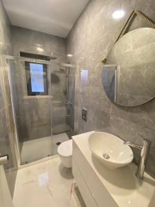 un bagno con doccia, lavandino e WC di Sol Rio De Alverca a Quinta da Verdelha