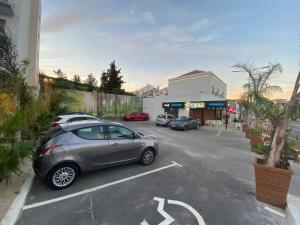 un'auto parcheggiata in un parcheggio di fronte a un edificio di Sol Rio De Alverca a Quinta da Verdelha