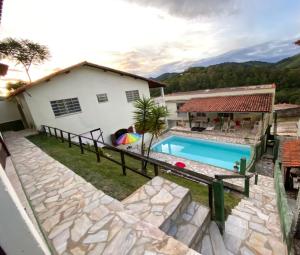 una vista aérea de una casa con piscina en Pousada do Solar, en São Lourenço