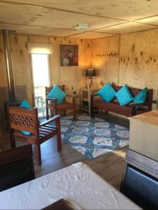 OmShanti في بورتو فاراس: غرفة معيشة مع كنب ووسائد زرقاء