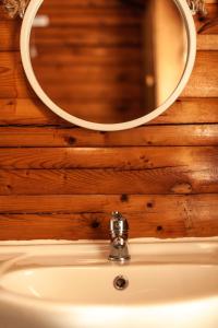 Uma casa de banho em Log Cabin in Picturesque Snowdonia - Hosted by Seren Property