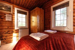 Uma cama ou camas num quarto em Log Cabin in Picturesque Snowdonia - Hosted by Seren Property