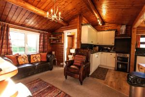 Uma área de estar em Log Cabin in Picturesque Snowdonia - Hosted by Seren Property