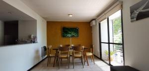 a dining room with a table and chairs at Belgrano Apartment con cochera in Mendoza