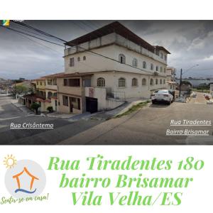 een spandoek voor een gebouw in een stad bij Sentir-se em Casa! Ap Privativo 10min da praia de Itaparica in Vila Velha