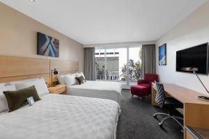 Postel nebo postele na pokoji v ubytování Crowne Plaza Queenstown by IHG
