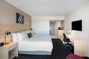 TV a/nebo společenská místnost v ubytování Crowne Plaza Queenstown by IHG