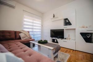 un soggiorno con un divano e una TV di Harmonija 3 a Trebinje Altre 8 foto