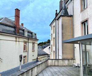een uitzicht vanaf het balkon van een gebouw bij Auberge de la Pétrusse in Luxemburg