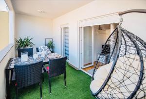 una stanza con un tavolo con sedie e un'altalena di Harmonija 3 a Trebinje