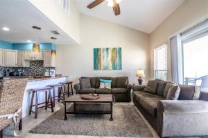 ein Wohnzimmer mit einem Sofa und einem Tisch in der Unterkunft 9 G, Two Bedroom Condo in Destin