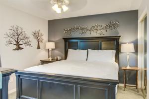 - une chambre avec un grand lit et deux lampes dans l'établissement Seacove 7E 2 Bedroom Condo, à Destin