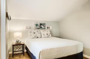 A bed or beds in a room at 9 H Two Bedroom Condo