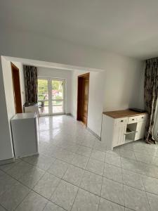 an empty room with a kitchen with a counter at Ramhouse in Piteşti