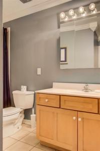ein Badezimmer mit einem WC, einem Waschbecken und einem Spiegel in der Unterkunft 4 A, Three Bedroom Townhome in Destin