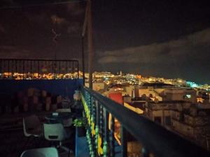 balcone con vista sulla città di notte di Hôtel Marrakech a Tangeri