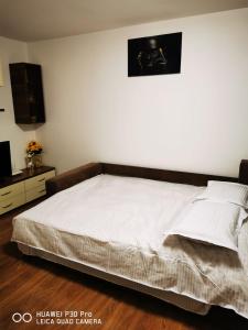 een slaapkamer met een bed en een flatscreen-tv bij Închiriez garsoniera in Regim Hotelier Berceni-Sun Plaza in Boekarest +17 foto's