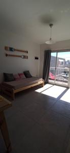 Un dormitorio con una cama y una ventana grande. en Epic Playa unión, en Puerto Rawson