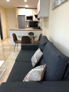 Moderno Apartamento en Primera línea Paseo Marítimo Fuengirola的厨房或小厨房
