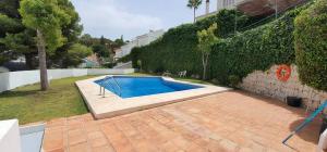 una piscina en el patio trasero de una casa en Apartamento "La Viña", en Málaga