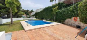 Apartamento "La Viña" في مالقة: مسبح في الحديقة الخلفية للمنزل