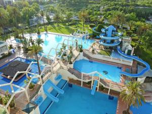 Bazén v ubytovaní Benal beach suite, parque acuático y vistas al mar alebo v jeho blízkosti