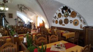 a dining room with tables and chairs in a restaurant at Hotel zum ehem. königl. Bayr. Forsthaus in Waldsassen