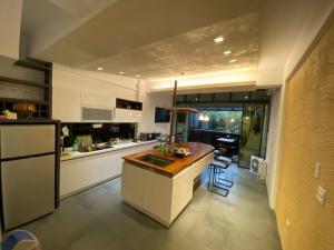 Cucina o angolo cottura di 礁溪好好沐包棟溫泉Villa 龜山島景觀 客餐廳可開伙 KTV Netflix 禁菸 戶外平面停車