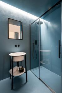 a bathroom with a sink and a glass shower at Le Makè bed & breakfast in Campi Bisenzio