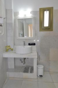 Koupelna v ubytování Artemis Hotel
