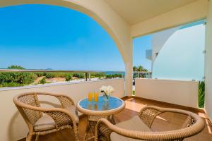 Balkón nebo terasa v ubytování Afandou Bay Resort Suites