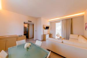 Postel nebo postele na pokoji v ubytování Afandou Bay Resort Suites