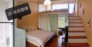 Letto o letti in una camera di 礁溪好好沐包棟溫泉Villa 龜山島景觀 客餐廳可開伙 KTV Netflix 禁菸 戶外平面停車