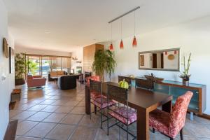 cocina y sala de estar con mesa y sillas en Casa do Suave Mar en Esposende