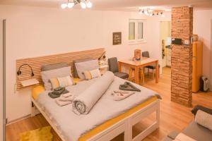Χώρος καθιστικού στο Ambassador Yellow Home