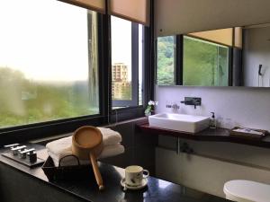 un bagno con lavandino e specchio di 礁溪好好沐包棟溫泉Villa 龜山島景觀 客餐廳可開伙 KTV Netflix 禁菸 戶外平面停車 a Jiaoxi