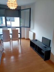 TV a/nebo společenská místnost v ubytování Relájate en Ramales de la Victoria, apartamento con piscina y parking