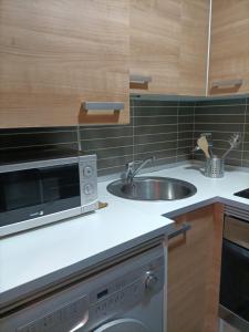 Kuchyň nebo kuchyňský kout v ubytování Relájate en Ramales de la Victoria, apartamento con piscina y parking