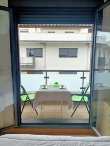 Zimmer mit einem Tisch und Stühlen auf einem Balkon in der Unterkunft Precioso spartamento in Ramales de la Victoria