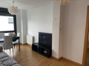 TV a/nebo společenská místnost v ubytování Relájate en Ramales de la Victoria, apartamento con piscina y parking