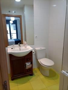 Koupelna v ubytování Relájate en Ramales de la Victoria, apartamento con piscina y parking